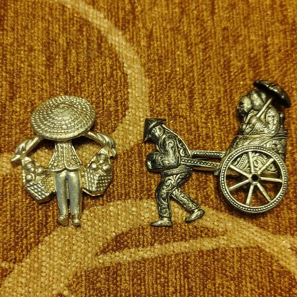Vtg Set of 2 Asian Unsigned 50s 60s Detailed Brooches Damascene Ricksaw - Picture 1 of 5
